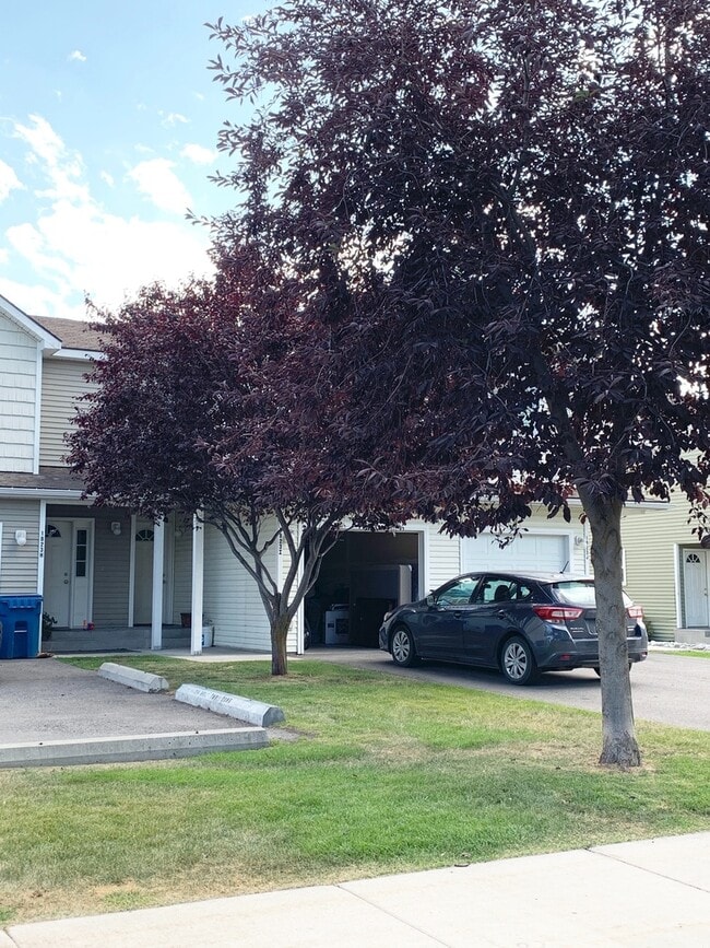 Building Photo - Townhome near the Good Food Store!  Garage!