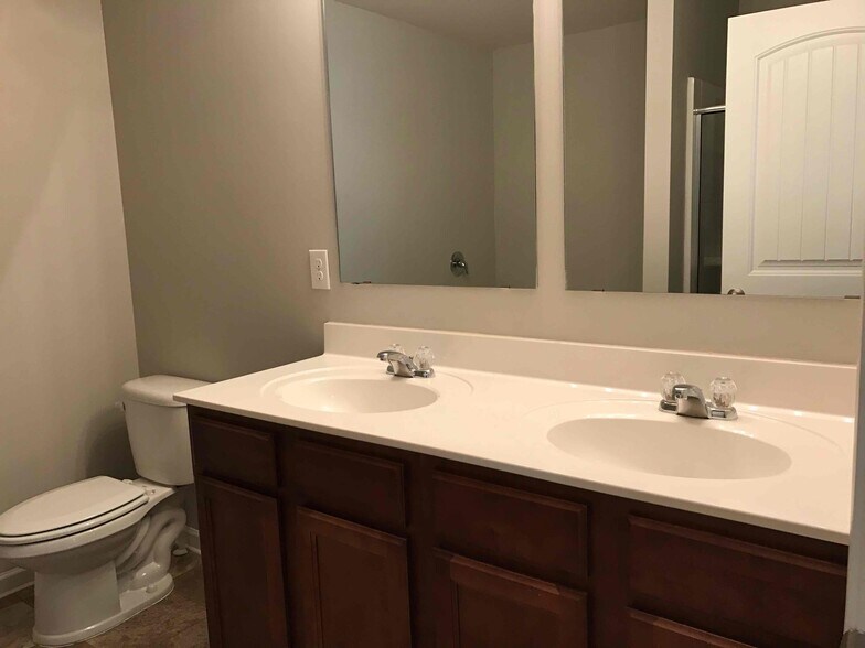 Building Photo - 5069 Bella Ct