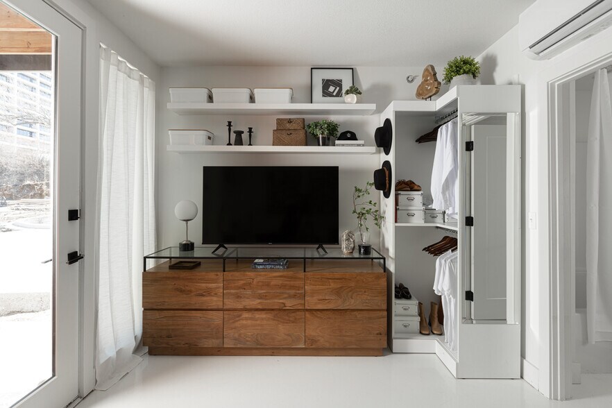 Signal Hill Studios 2950 Summit St Kansas City MO 64108 Apartment