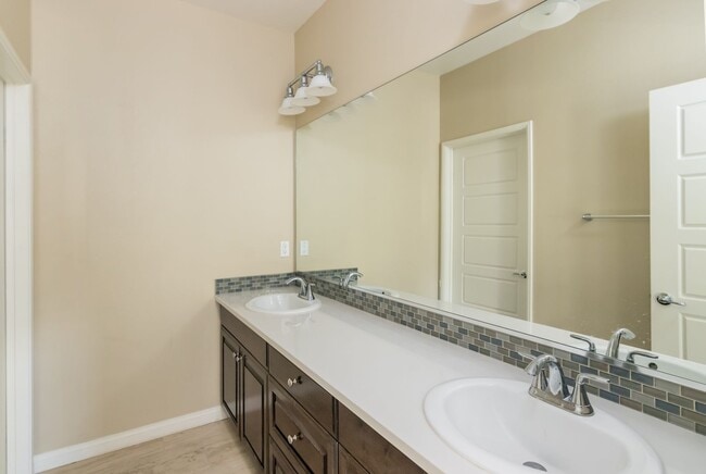 Building Photo - Updated 4-Bedroom Townhouse in Prime Porte...