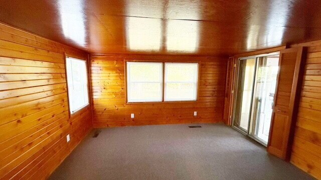 Building Photo - NORTH EAST SIDE 2 BEDROOM WITH BASEMENT!  AVAILABLE NOW!