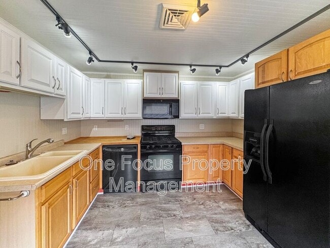 Primary Photo - 95 1/2 Parkwood Street