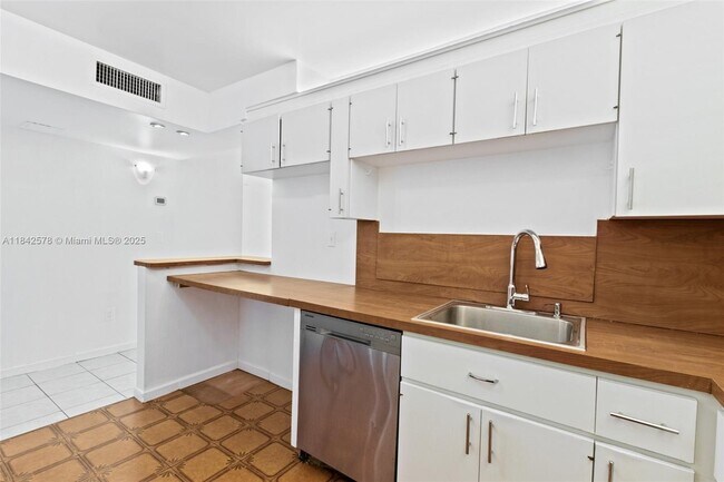 Building Photo - 6450 Collins Ave