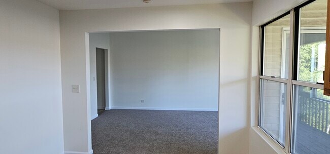 Building Photo - 1 Acorn Ln