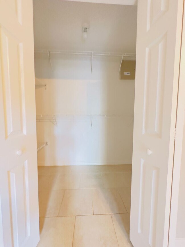 Building Photo - Beautiful 4 bedrooms 2 baths single family...