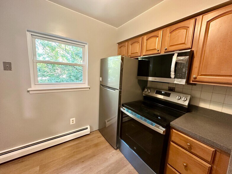 Building Photo - 424 Paxson Ave