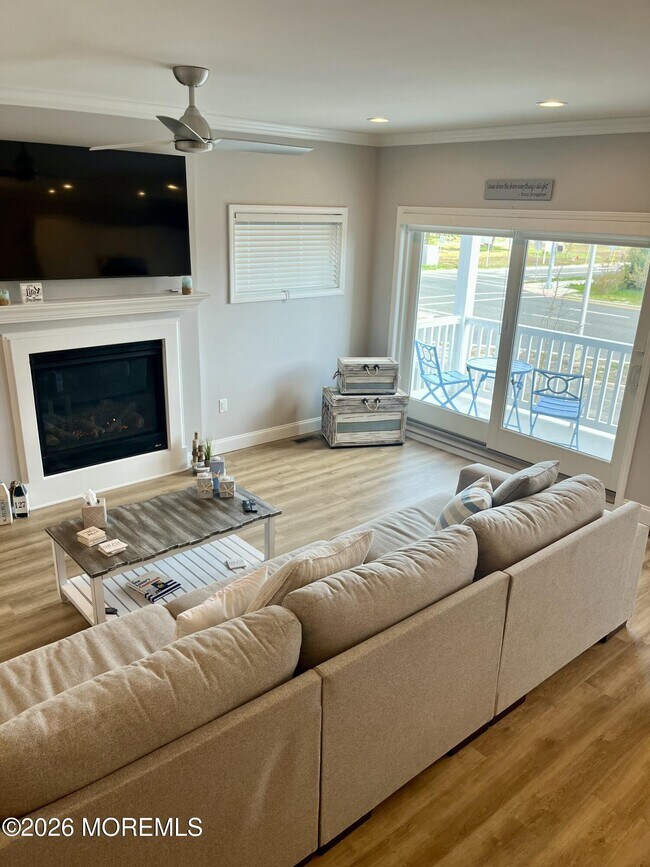 Building Photo - 127 Dewey Dr