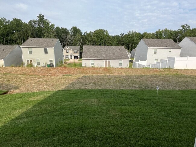 Building Photo - Newer 3 Bed House in East Charlotte