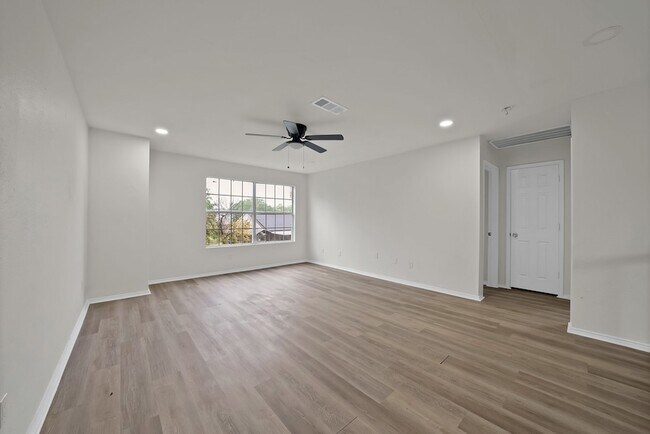 Building Photo - 7548 Meadow Creek Dr