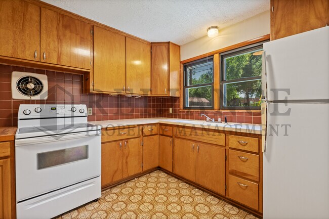 Building Photo - 860 Fabrique St