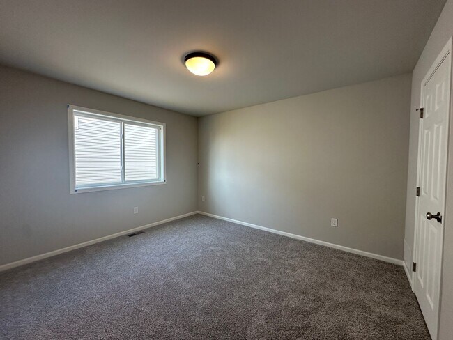 Building Photo - 4-Bedroom, 2-Bathroom Twin Home in South Fargo!