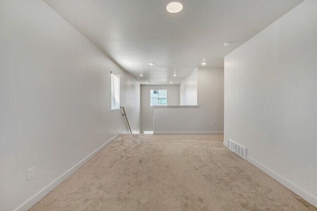 Building Photo - 608 1860 N