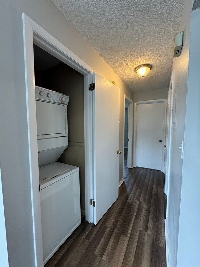 Building Photo - Move In Special: 1/2 Off 1st Month's Rent!!