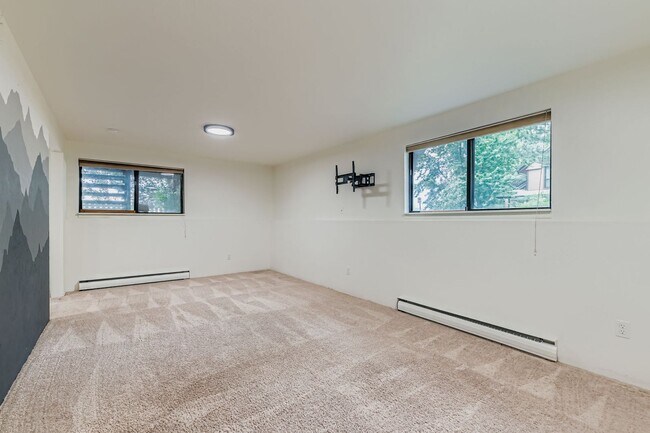 Building Photo - Beautiful 4-Bedroom Home with Mountain Vie...