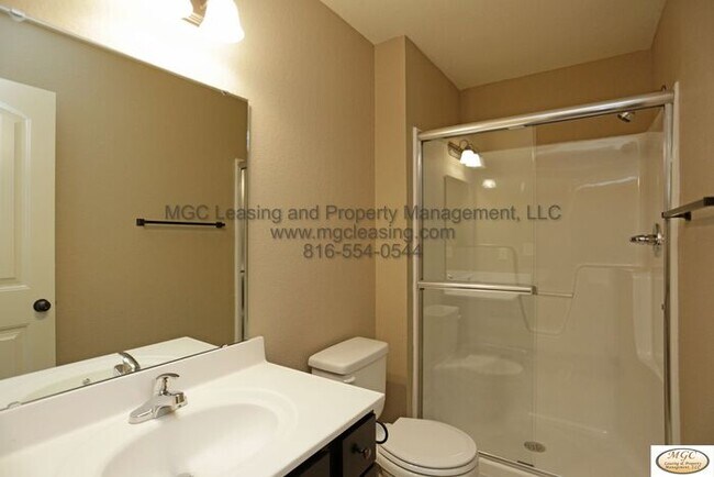 Building Photo - Modern Townhome with Designer Kitchen and High-End Touches in Raymore!