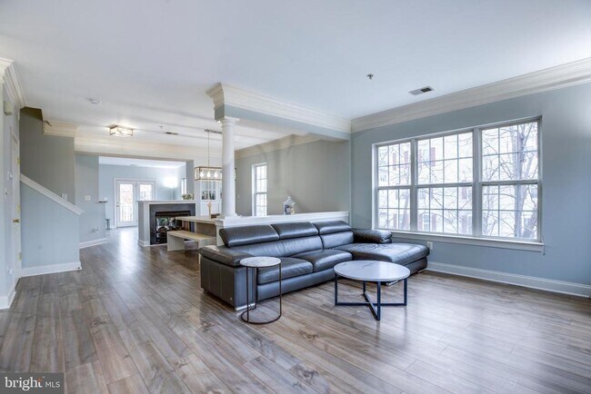 Building Photo - 8069 Gatehouse Rd