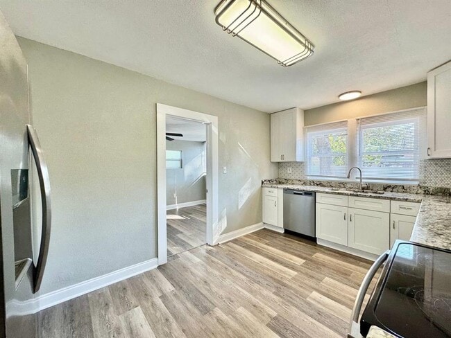 Building Photo - 1601 E Maple Ave