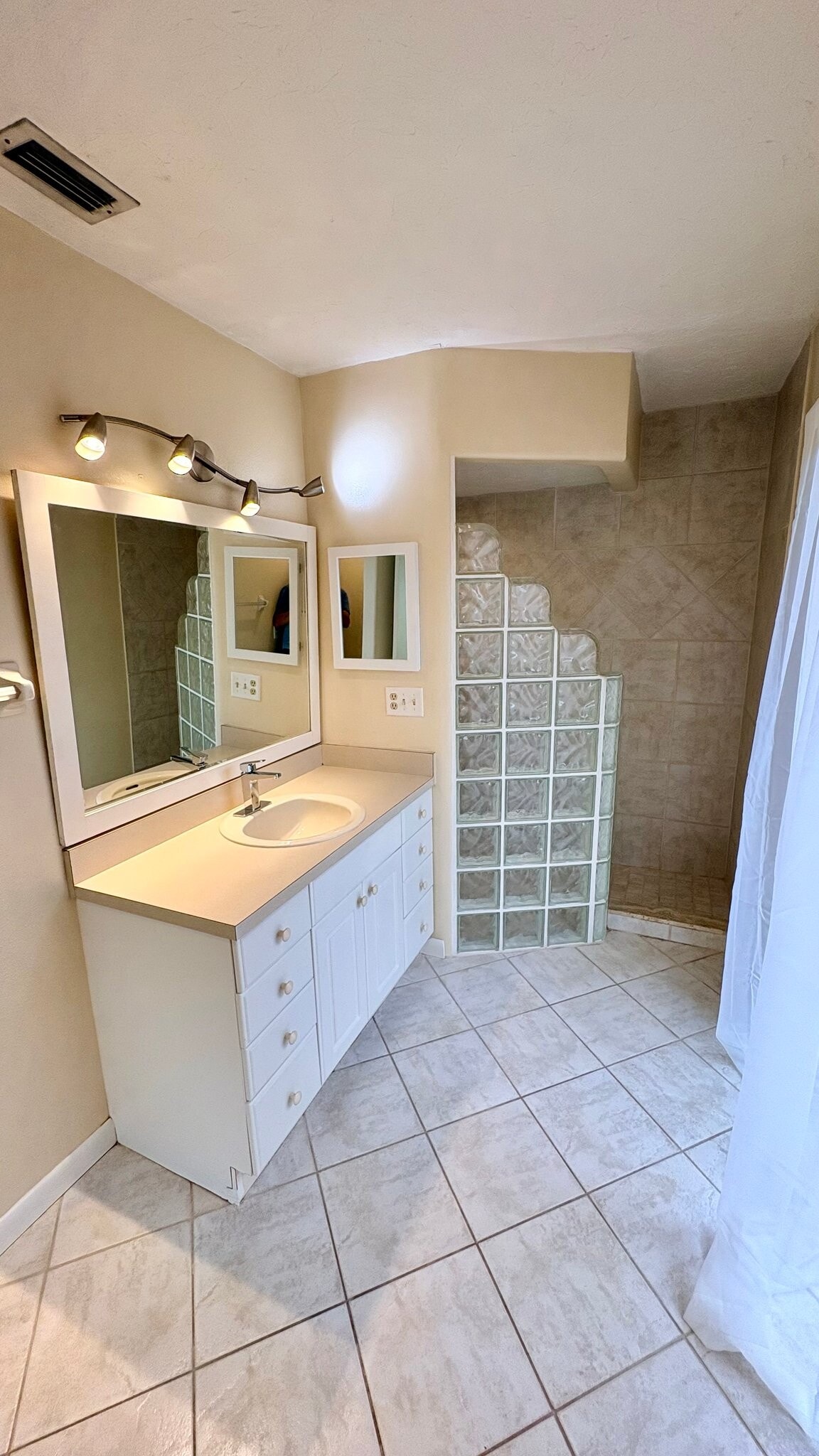 Building Photo - 5001 Vivienda Way
