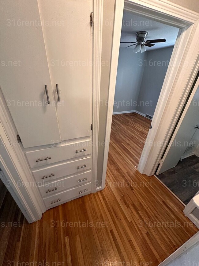 Building Photo - $950 - 2 bedroom/ 1 bathroom - Single Family Home *COMING SOON*