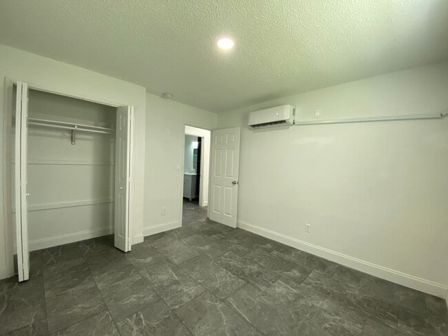 Building Photo - Kissimmee Two Bedroom One Bath Duplex Grea...