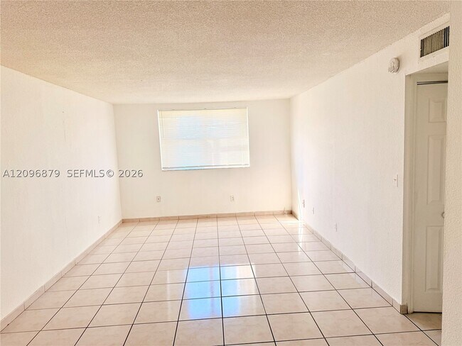 Building Photo - 606 W 81st St