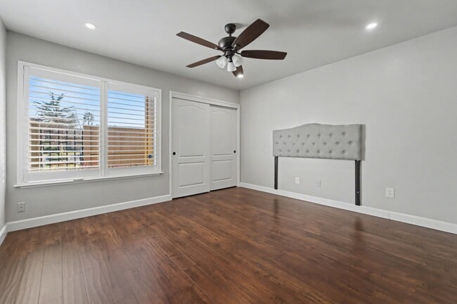 Building Photo - Stylish 2-Bed, 2-Bath Home with Generous Den in The Meadows