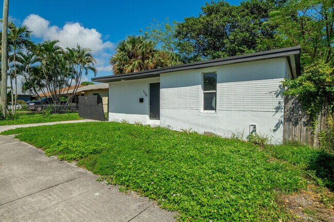 Building Photo - 1108 W 33rd St