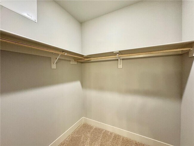 Building Photo - 1015 NE Hts Ln