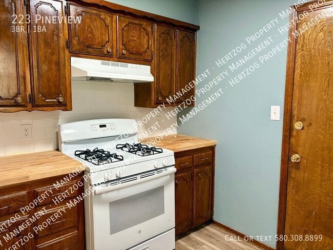 Building Photo - 223 Pineview-