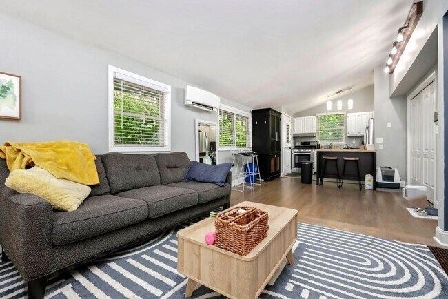 Building Photo - 677 Holmes St NW