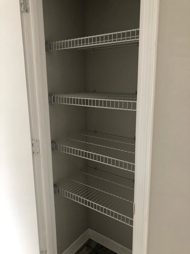 Building Photo - 123 Holly Ct