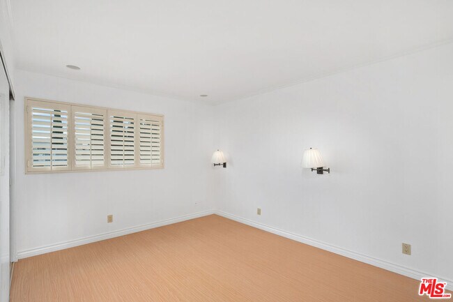 Building Photo - 839 S Holt Ave