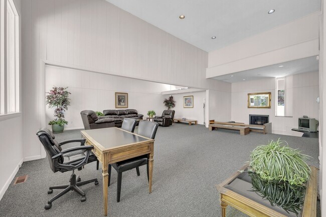 Building Photo - 6 Shrewsbury Green Dr