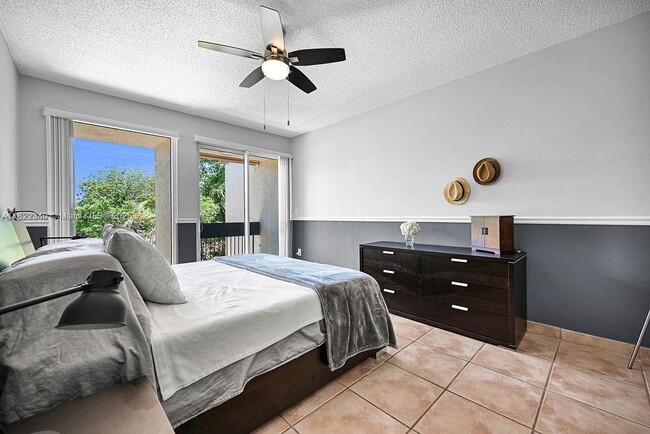 Building Photo - 9133 Fontainebleau Blvd