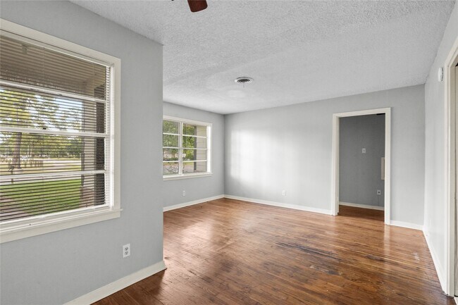 Building Photo - 7450 Lakewood Dr