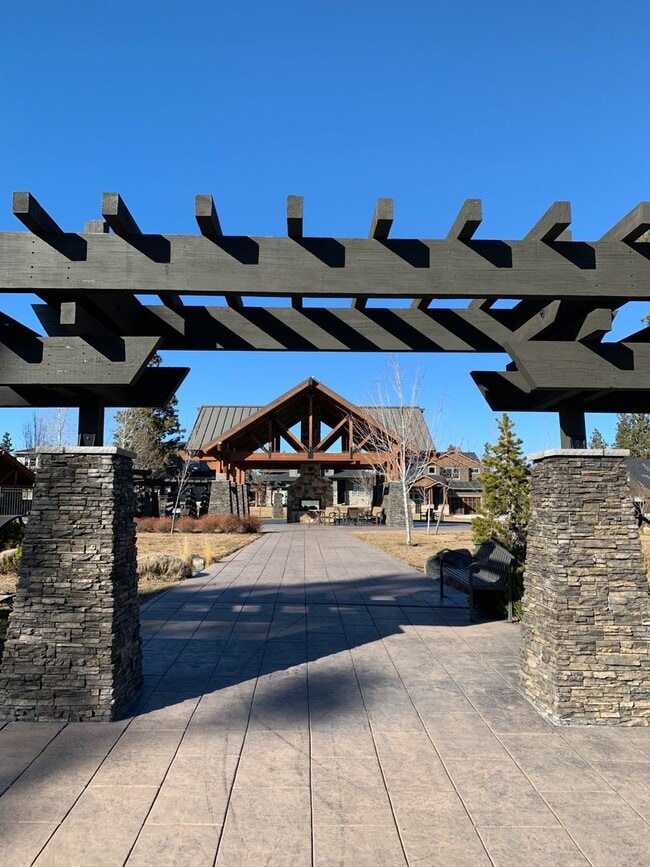 Building Photo - CHECK OUT THIS SPACIOUS CRAFTSMAN STYLE HOME IN ASPEN RIM!!