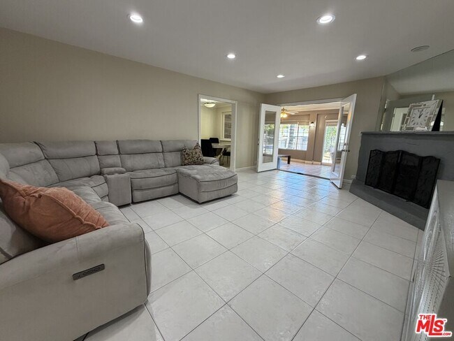 Building Photo - 10609 Reseda Blvd