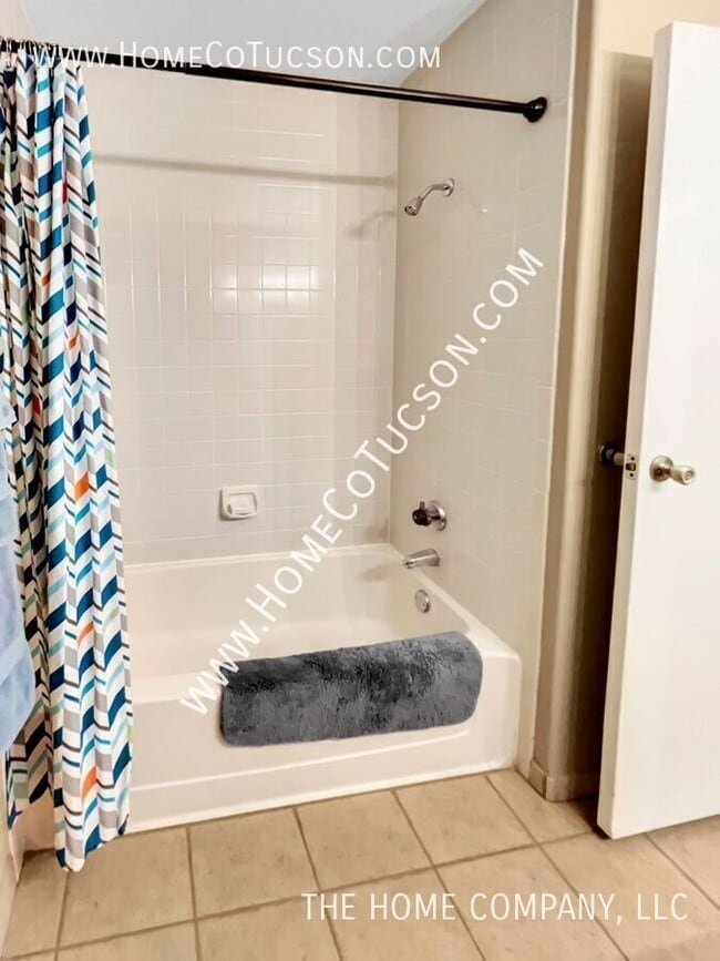 Building Photo - Short Term Furnished Foothills Condo 5675 N Camino Esplendora-2211