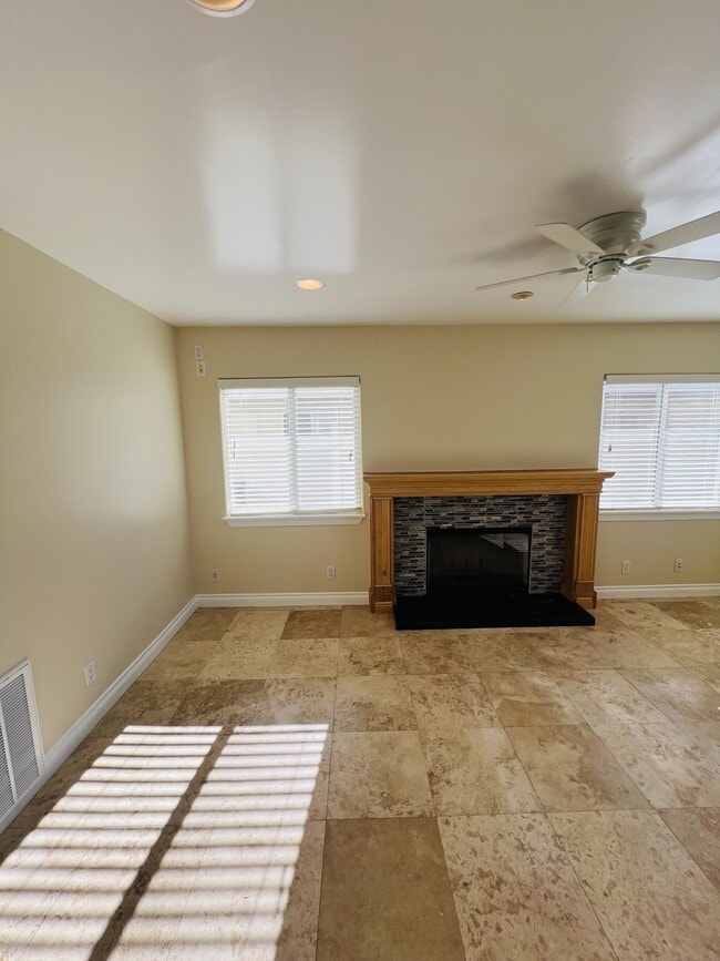 Building Photo - 25183 Parkcrest Dr