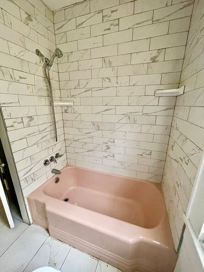 Building Photo - Welcome to this charming 4-bedroom, 2-bathroom home located in the vibrant city of Charlotte, NC