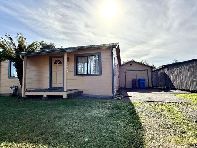 Building Photo - 2236 Home Dr