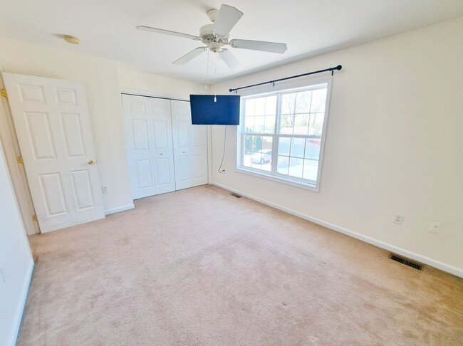 Building Photo - 2 Bed / 1-1/2 Bath Townhome