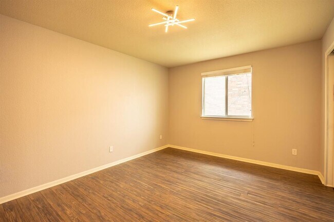 Building Photo - 1301 Rimstone Dr
