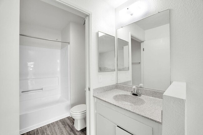 Building Photo - 2BD 2BTH B