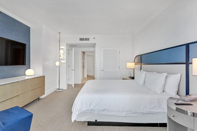 Building Photo - 4401 Collins Ave