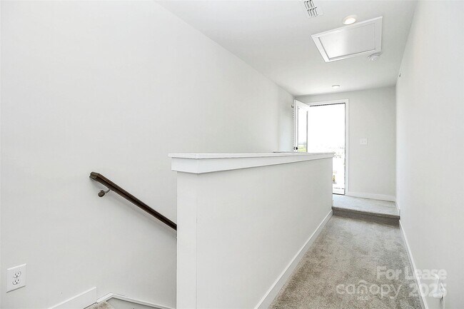Building Photo - 256 Parkwood Ave