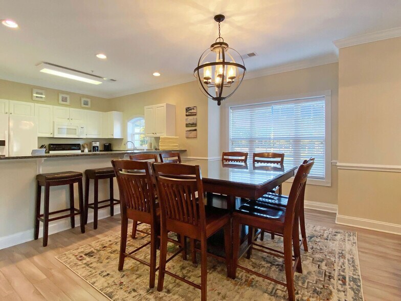 Building Photo - 4880 Dahlia Ct