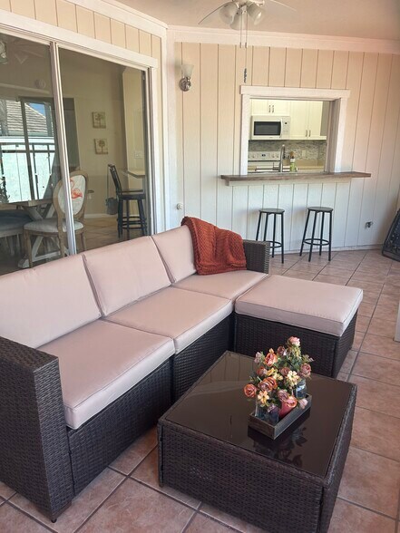 Building Photo - 1127 E Seminole Ave