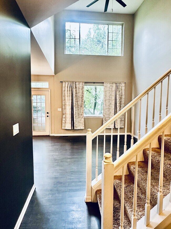 Building Photo - 3125 Anton Dr