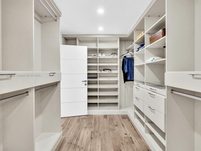 Building Photo - 10000 W Bay Harbor Dr